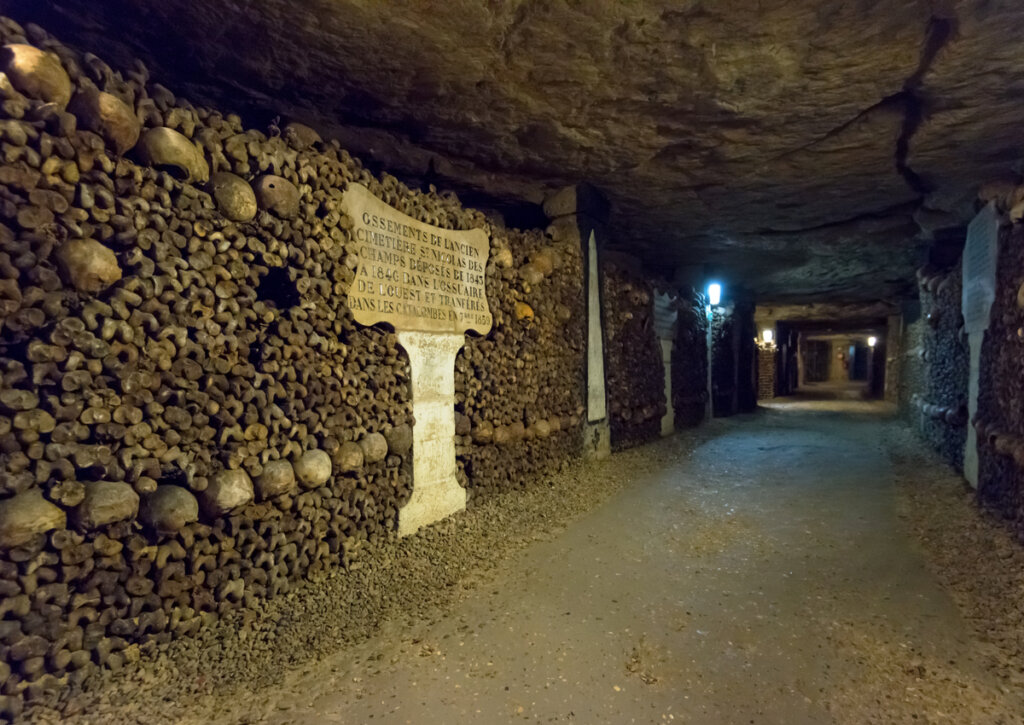 Las catacumbas de París son un lugar maravilloso pero aterrador.