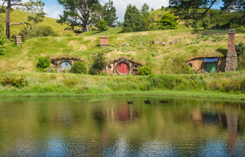 En Hobbiton se encuentra parte del set de El señor de los anillos.