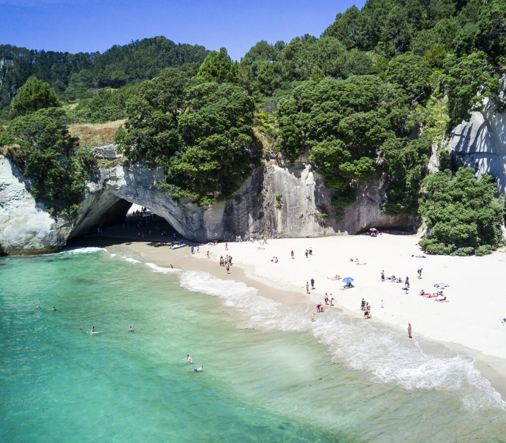 La playa Cathedral Cove es uno de los paisajes más impresionantes de Nueva Zelanda.