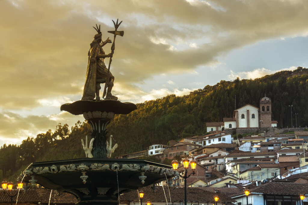 Estatua con la figura de un rey inca que puede verse en Cusco.