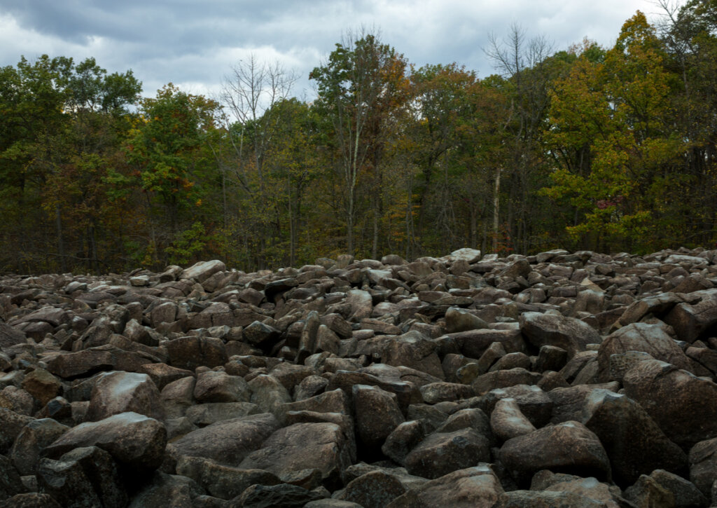 Las rocas resonantes de Pensilvania se pueden encontrar en el Ringing Rocks County Park.