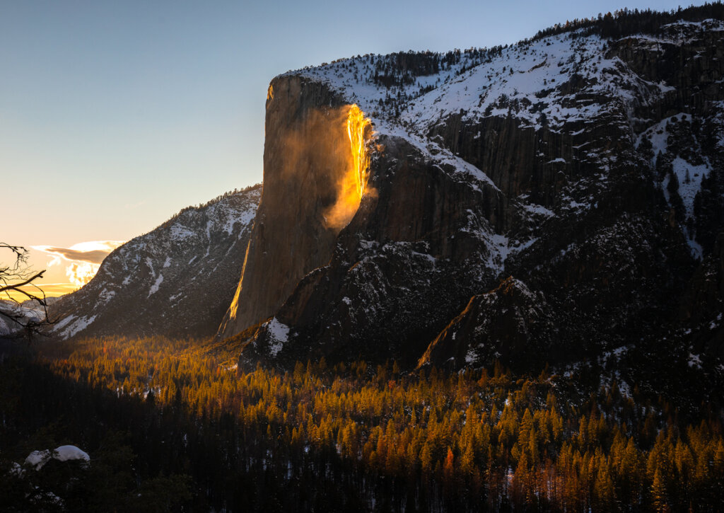Debido al reflejo de la luz solar, el agua de esta cascada adquiere el color del fuego.