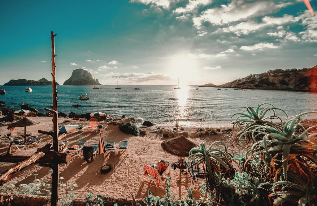 Viajar a Ibiza ofrece un abanico de posibilidades para disfrutar allí.