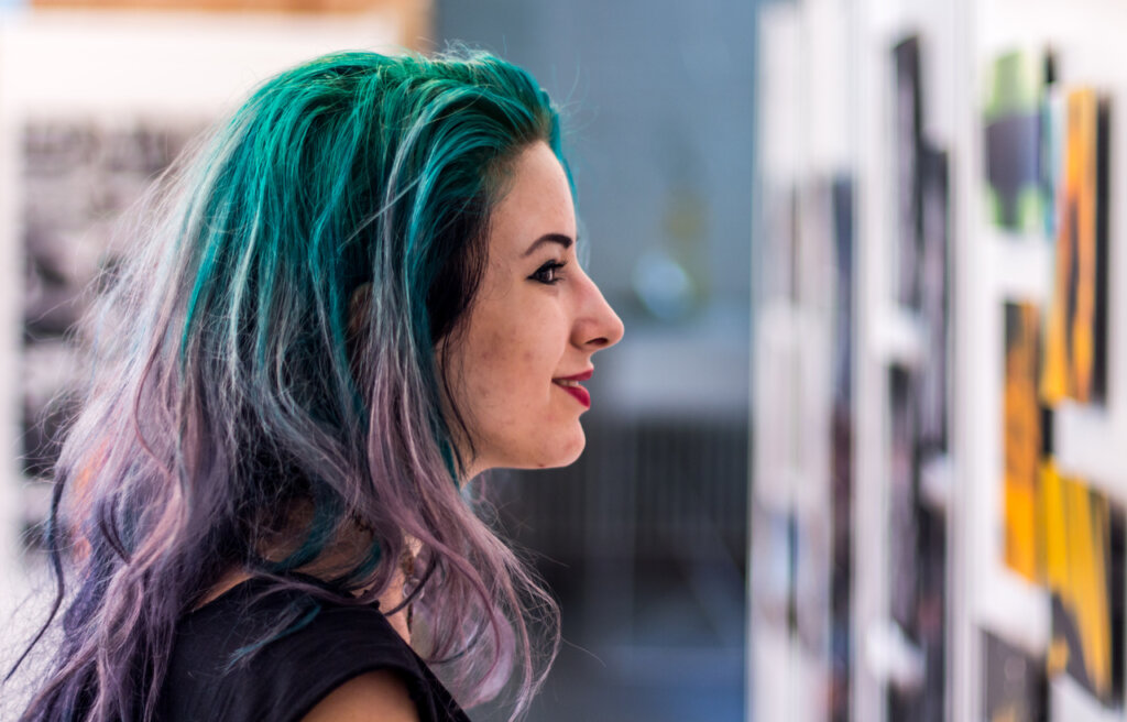 Mujer con cabello de diversos colores.