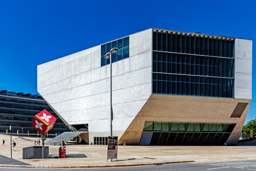 La Casa da Música es un edificio representativo de Oporto.