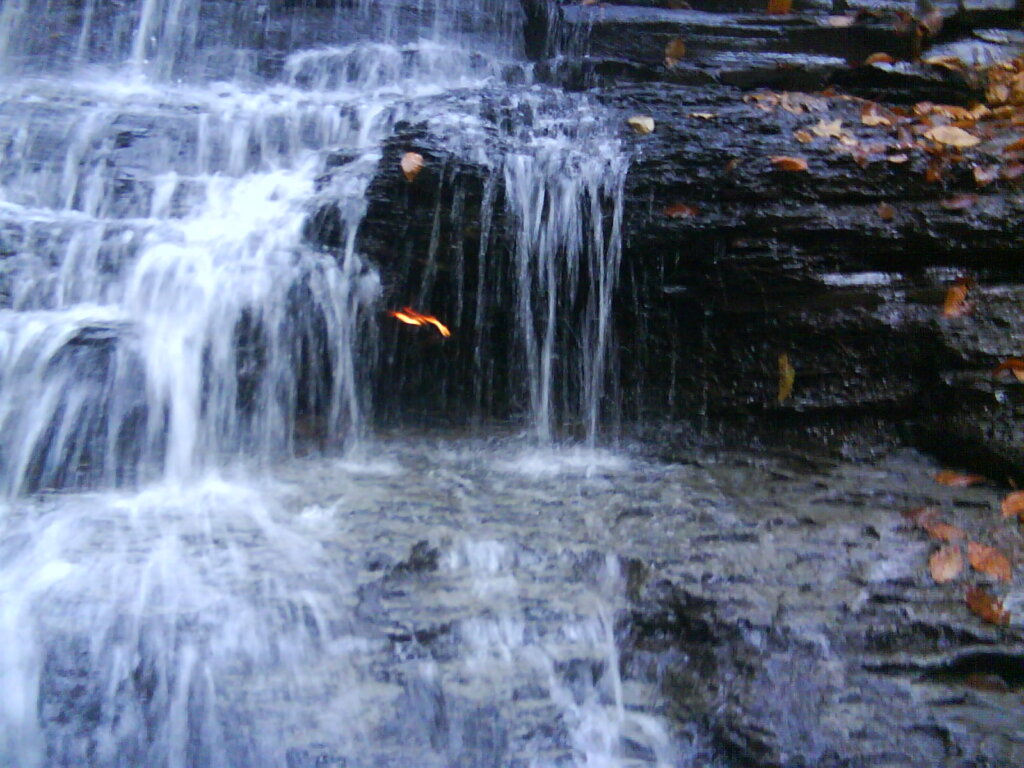 La cascada de la llama eterna arde por una fuga de gases.