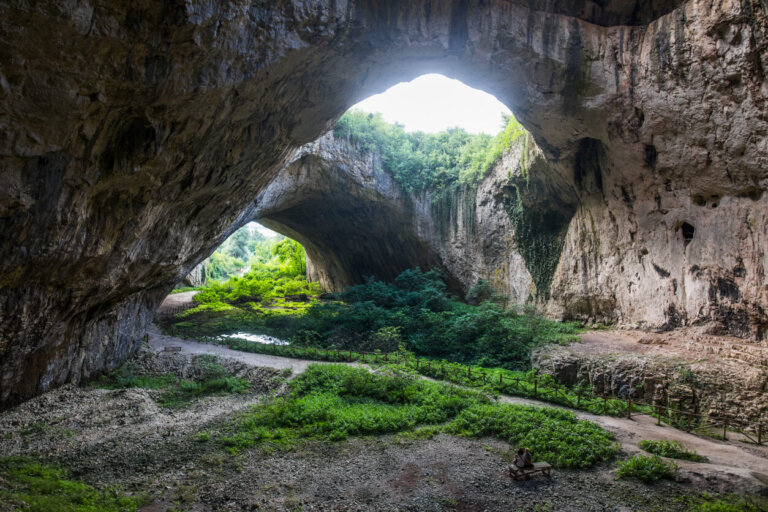 La espectacular cueva Devetashka en Bulgaria