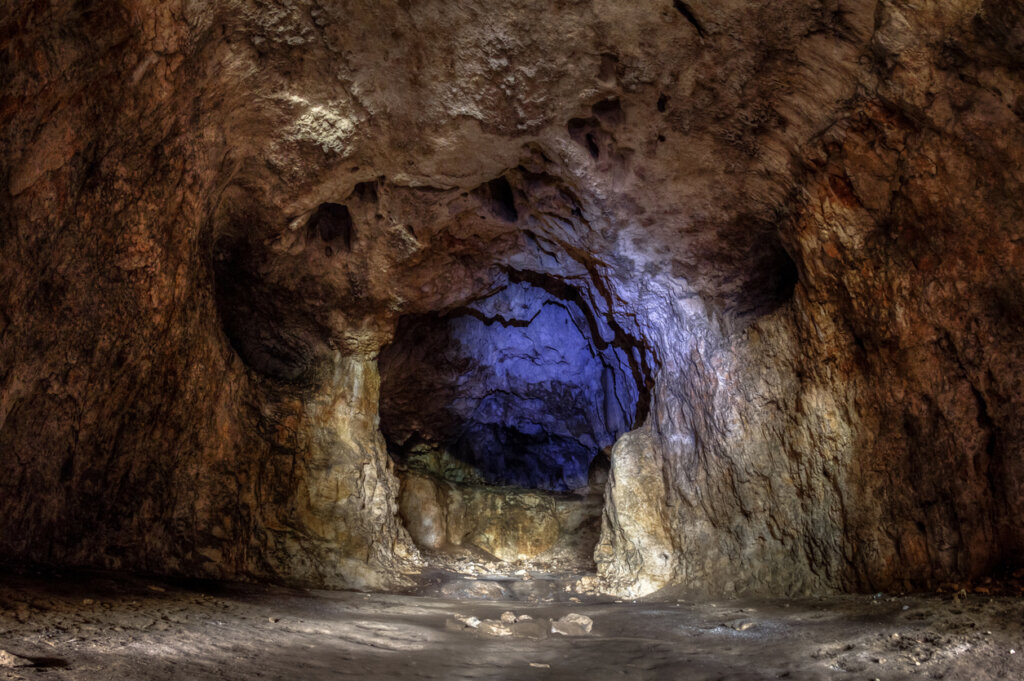 La luz solar puede ingresar en partes de la cueva Devetashka.