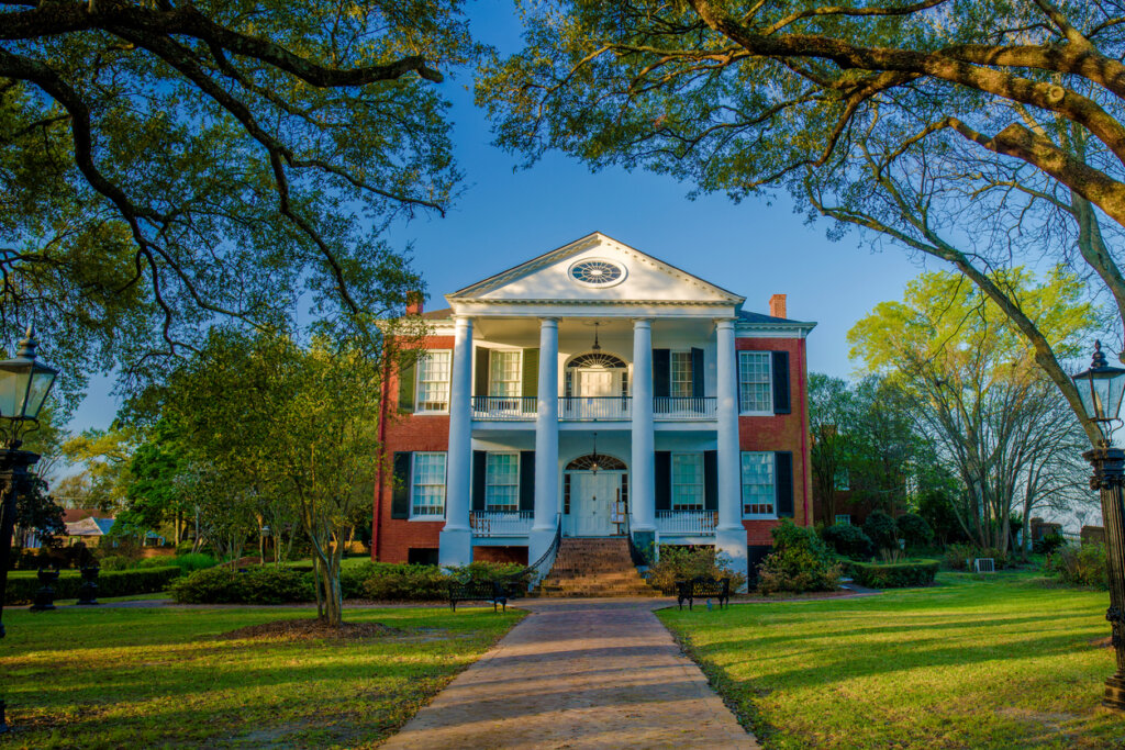 La mansión Rosalía es una de las casas históricas que pueden apreciarse en Natchez.