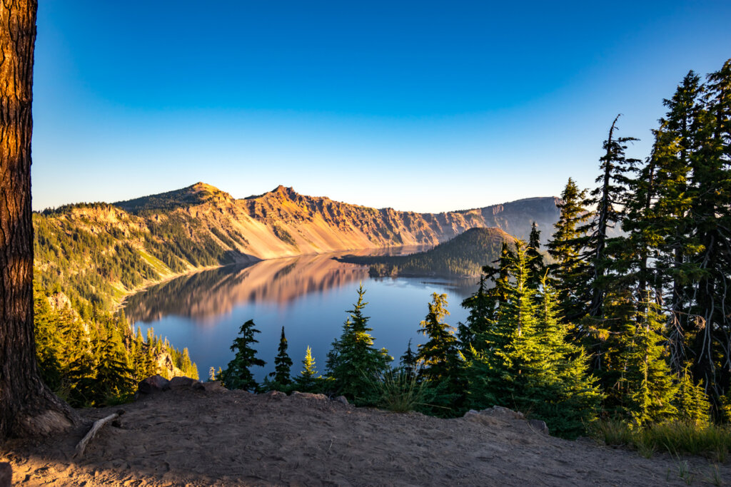 Visitar el Crater Lake es uno de los mejores planes para hacer en Oregón.