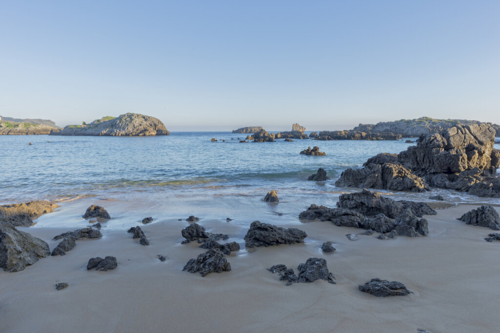 La playa de Ris ofrece un escenario ideal para bucear en España.