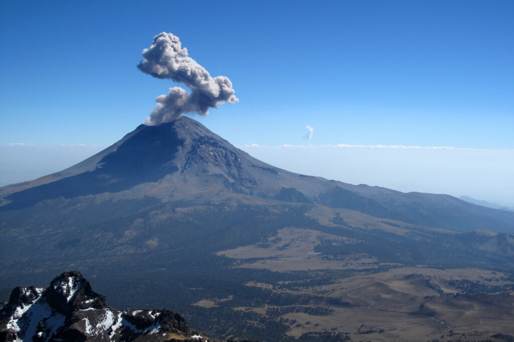 El Popocatepetl es un volcan gigantesco ubicado en México.