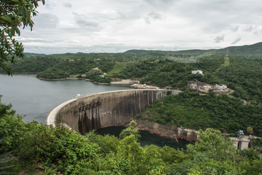 La de Kariba es una de las presas más grandes del mundo teniendo en cuenta el almacenamiento de agua.