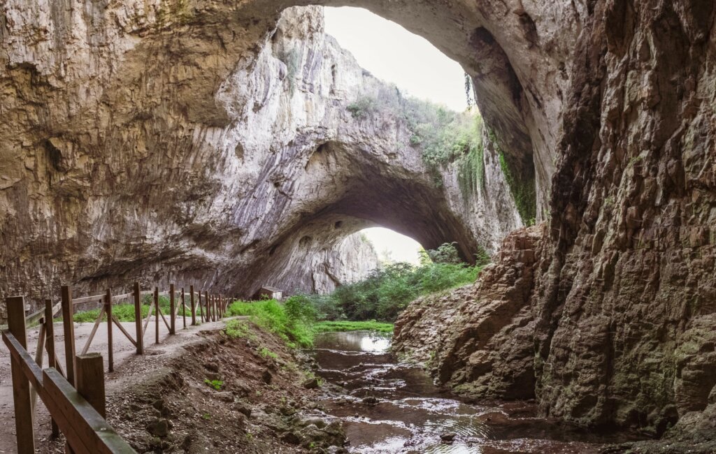 Los senderos de la cueva Devetashka están todos bien señalizados.