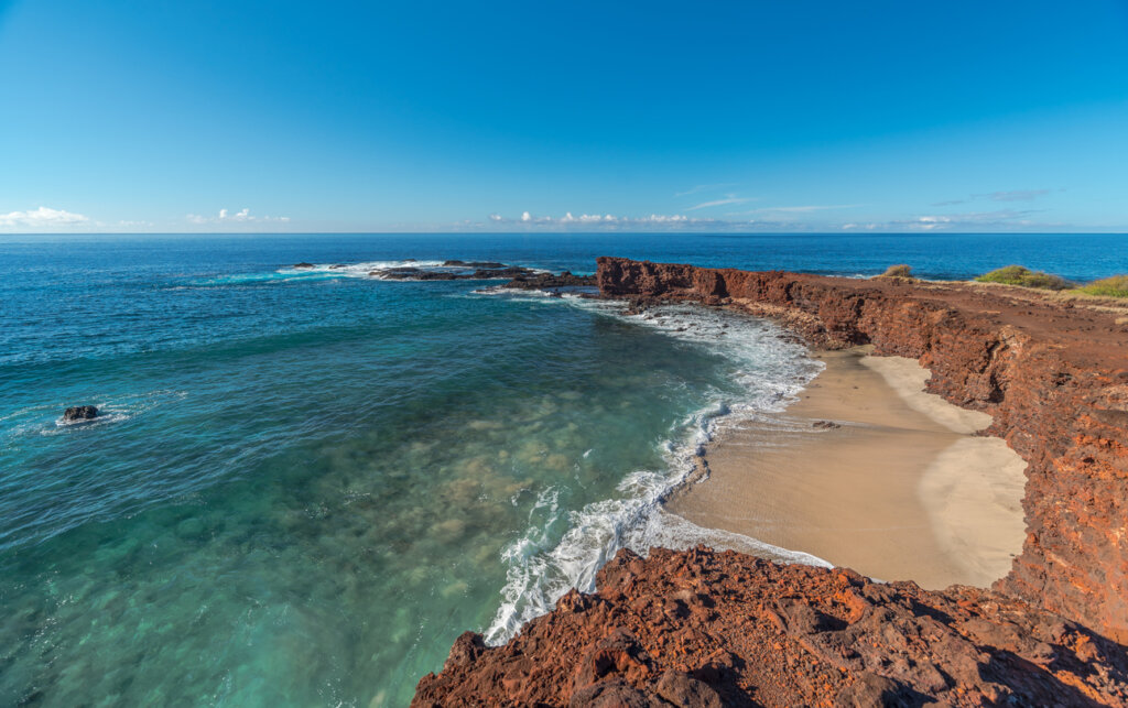 La playa Manele es un atractivo de la isla Lanai, en Hawái.