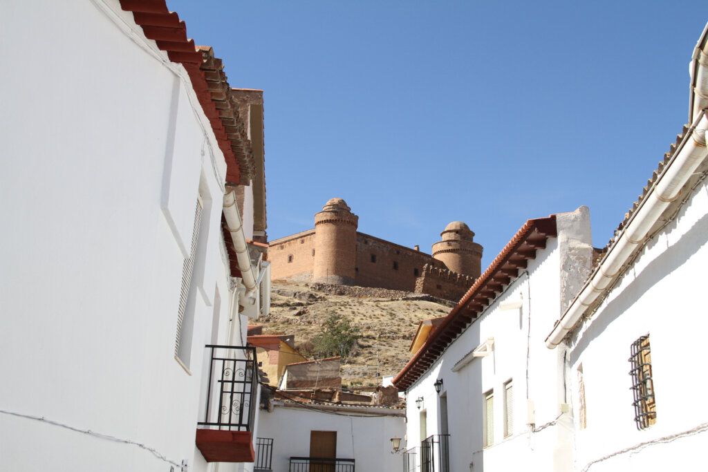 El castillo de La Calahorra visto desde el pueblo.