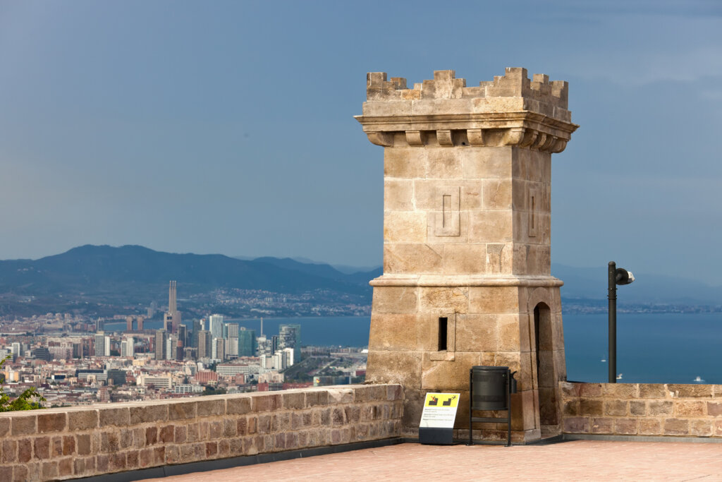 El Castillo de Montjuic es uno de los mejores miradores de Barcelona.
