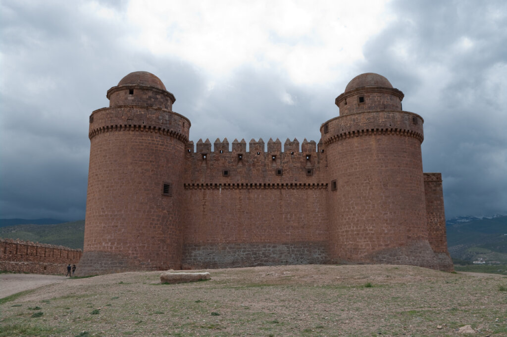 El castillo de La Calahorra es un atractivo en Granada, España.