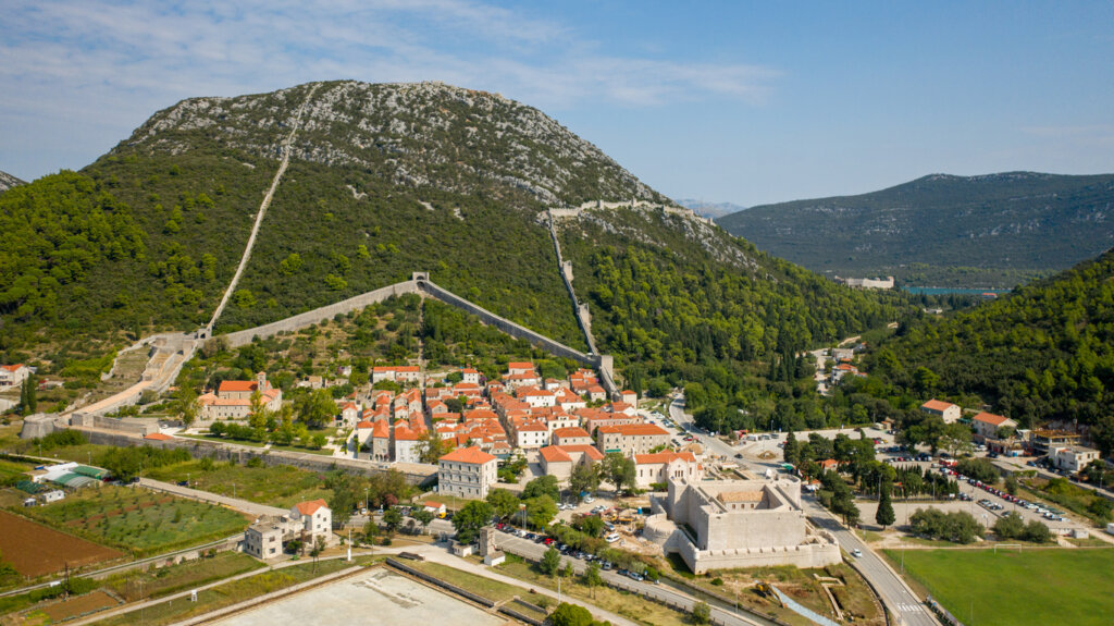 La muralla de Ston es otra de las curiosidades de Croacia.