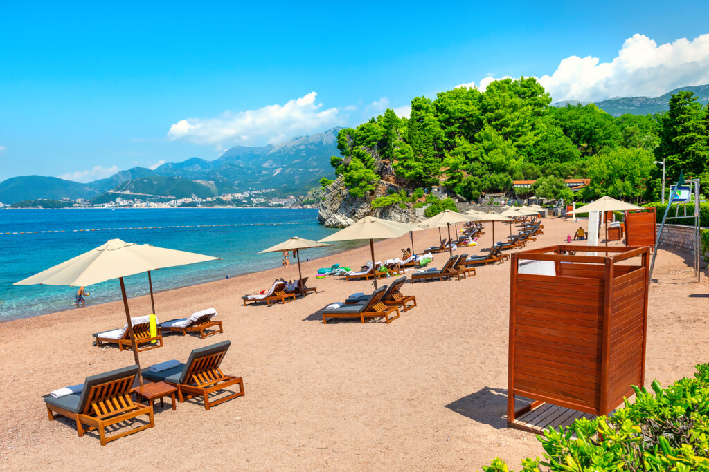 Playa en Montenegro cerca de Sveti Stefan.