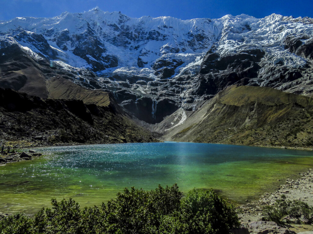 Cristalina y turquesa, el agua de la laguna Humantay