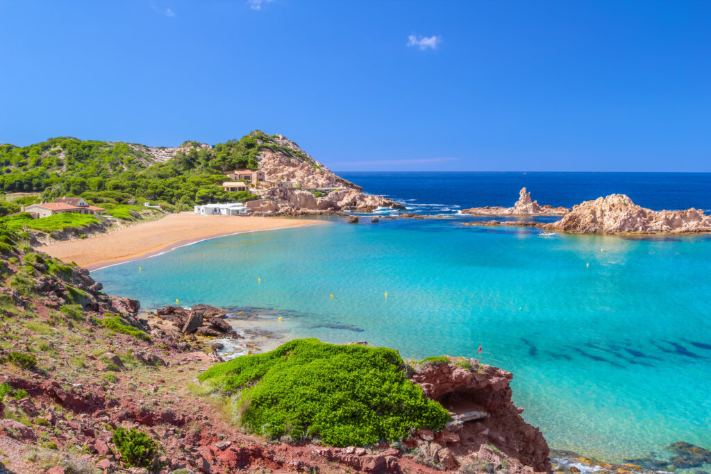 Cala Pregonda se encuentra en la parte norte de Menorca
