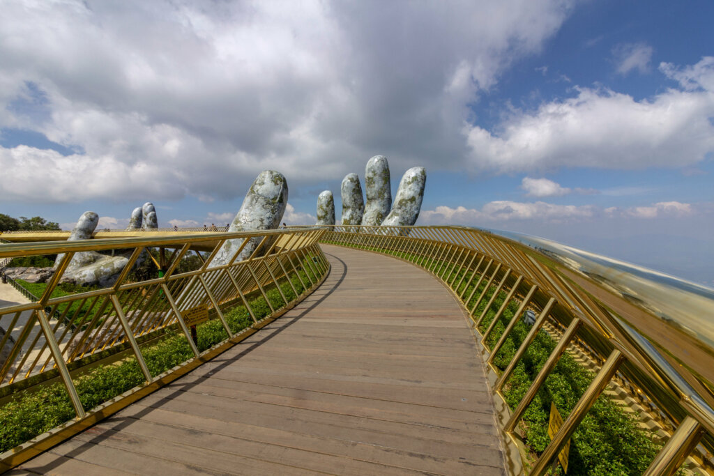 El Puente Dorado de las montañas de Ba Na