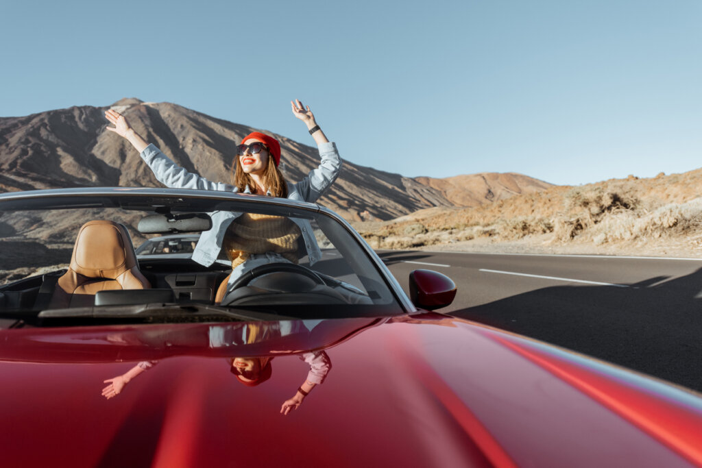 Mujer disfrutando del alquiler de coche en Tenerife