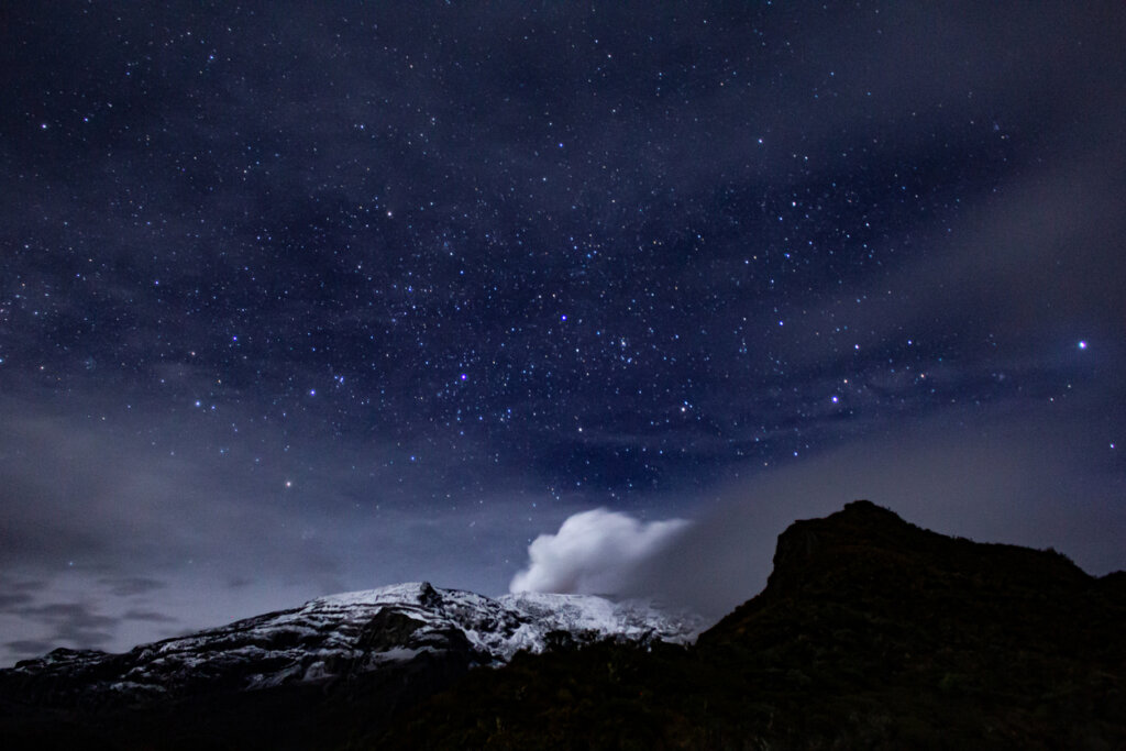 Nevado del Ruiz durante el anochecer