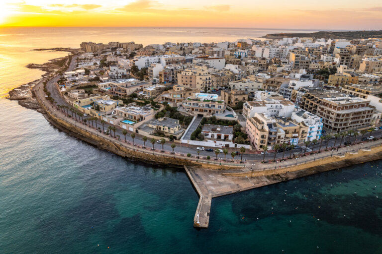 Amanecer en la ciudad Marsaskala, Malta 