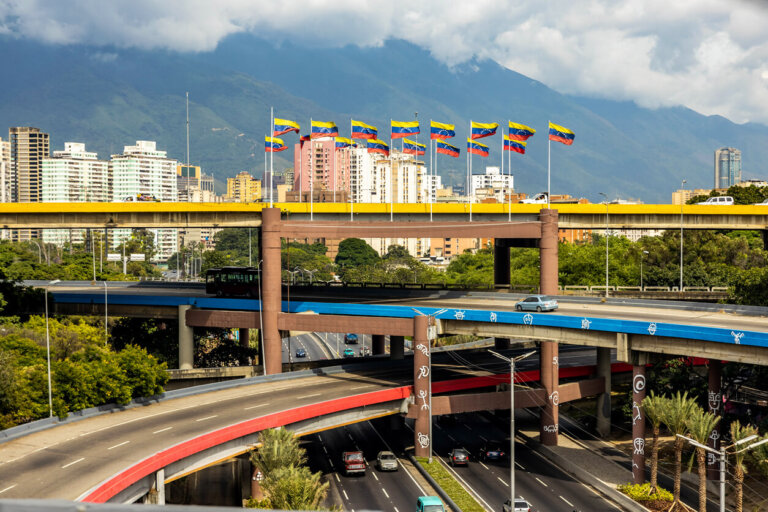 Arquitectura y puentes con banderas en Caracas Venezuela
