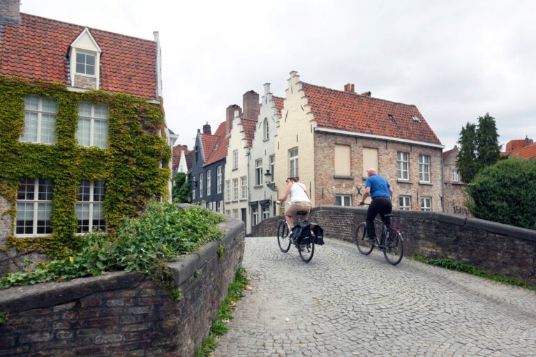 Arquitectura y personas en bicicleta por Visby 