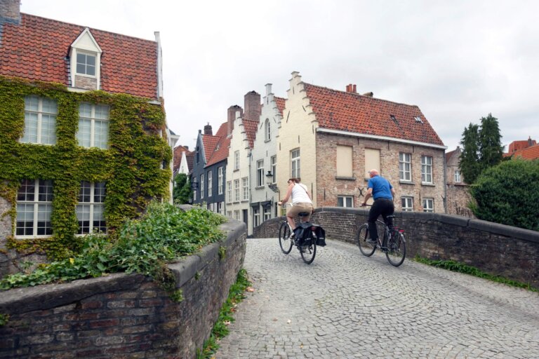 Arquitectura y personas en bicicleta por Visby