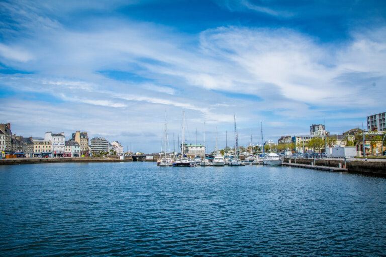 Barcos en puerto de Cherbourg, Francia
