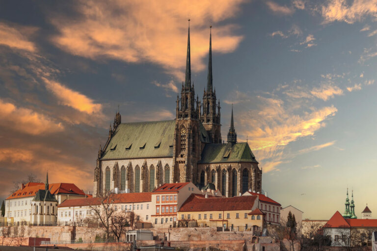 Vista de la ciudad de Brno en la República Checa en Europa desde el mirador pilberk. La característica dominante de Brno es la Catedral de San Pedro - Petrov