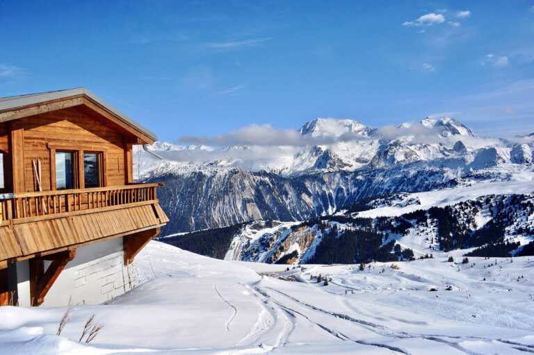 Cabaña de madera en los Alpes Franceses