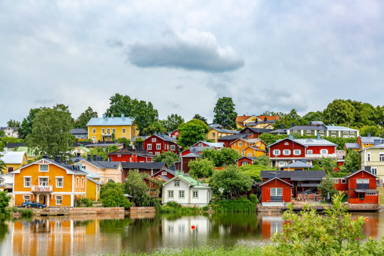 Casas coloridas y lago de Porvoo