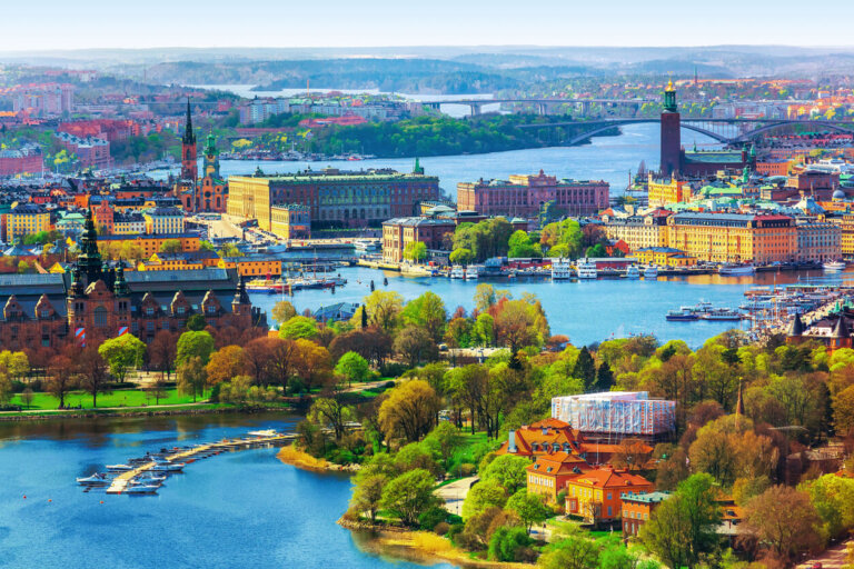 Casas y paisaje natural de Suecia 