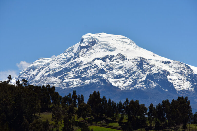 Cayambe, pico de la montaña glaciar.