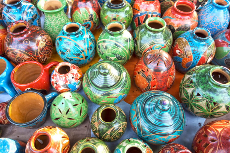 Surtido de cerámica y artesanías de porcelana tradicional de Costa Rica vendidas como souvenirs turísticos de artesanía colorida en el mercado al aire libre.