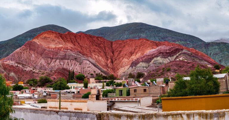 El maravilloso cerro de siete colores de Purmamarca, Argentina.