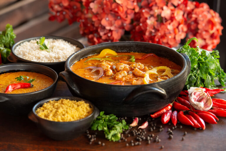 Cocina brasileña. Estofado de camarones, generalmente servido con arroz, puré y harina de yuca.