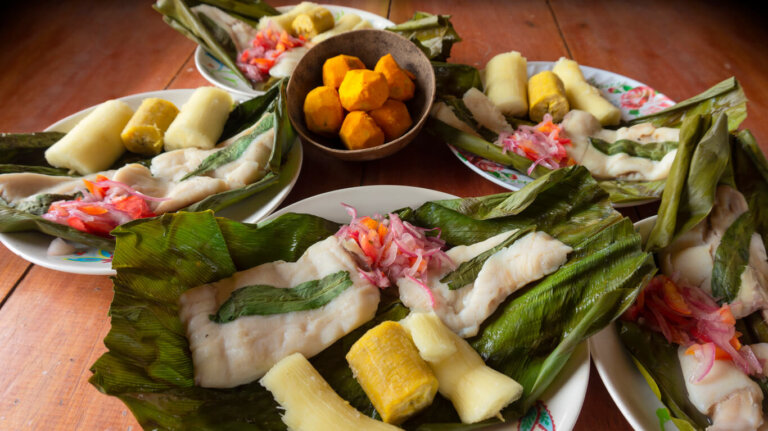 Platos con Maitos de pescado, comida típica del Amazonas ecuatoriana, acompañados de yuca, plátano cocido y ensalada