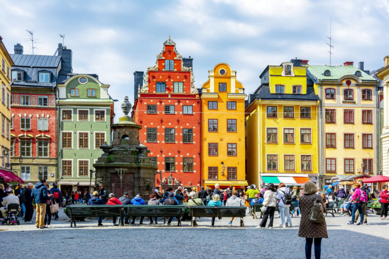 Edificios de colores en centro de Estocolmo.