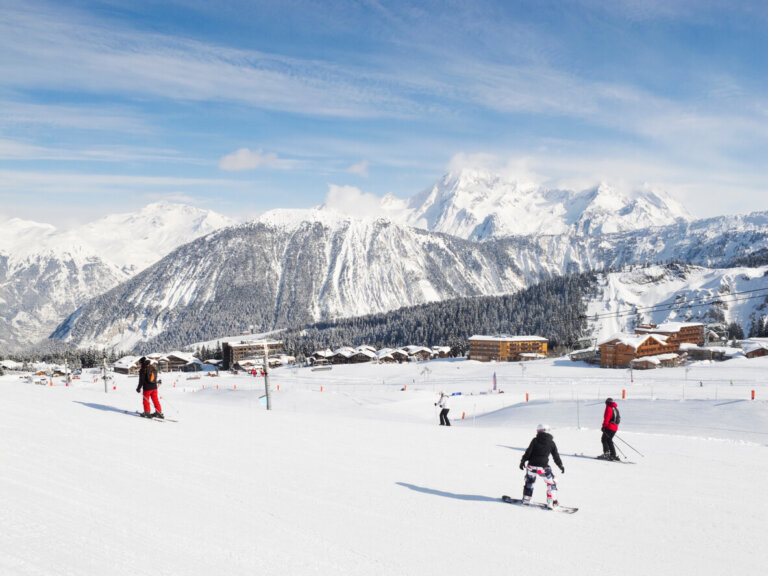 Zona de esquí en invierno en Los Alpes Franceses 