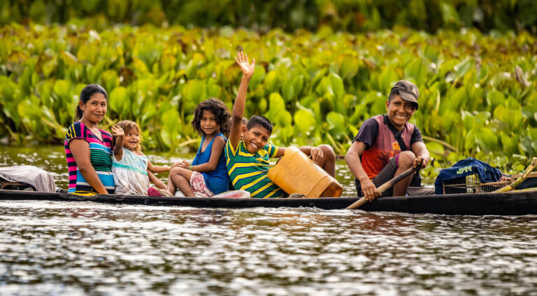 Familia en balsa por el río Orinoco