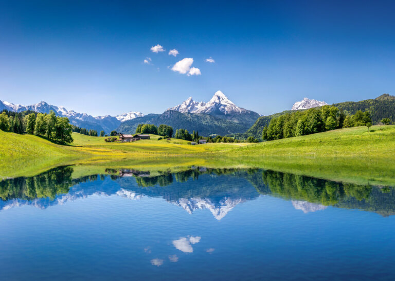 Lago y montañas de los Alpes Baviera