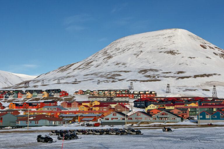 Fila de coloridas casas chalet en Longyearbyen, Noruega