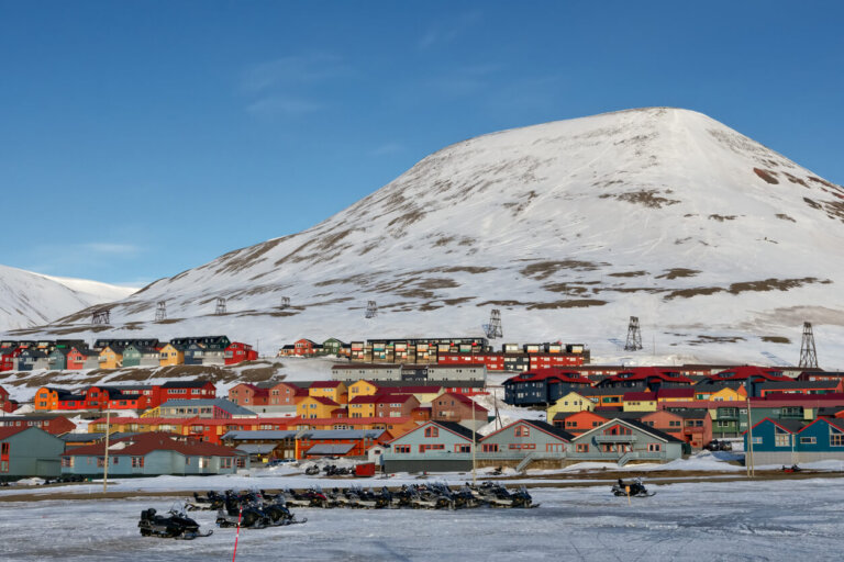 Fila de coloridas casas chalet en Longyearbyen, Noruega