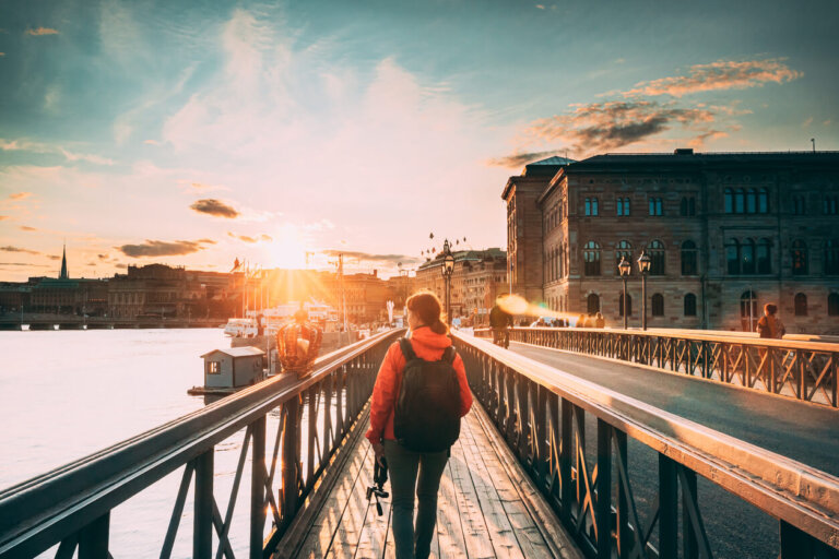 Mujer paseando por lugar popular de Suecia